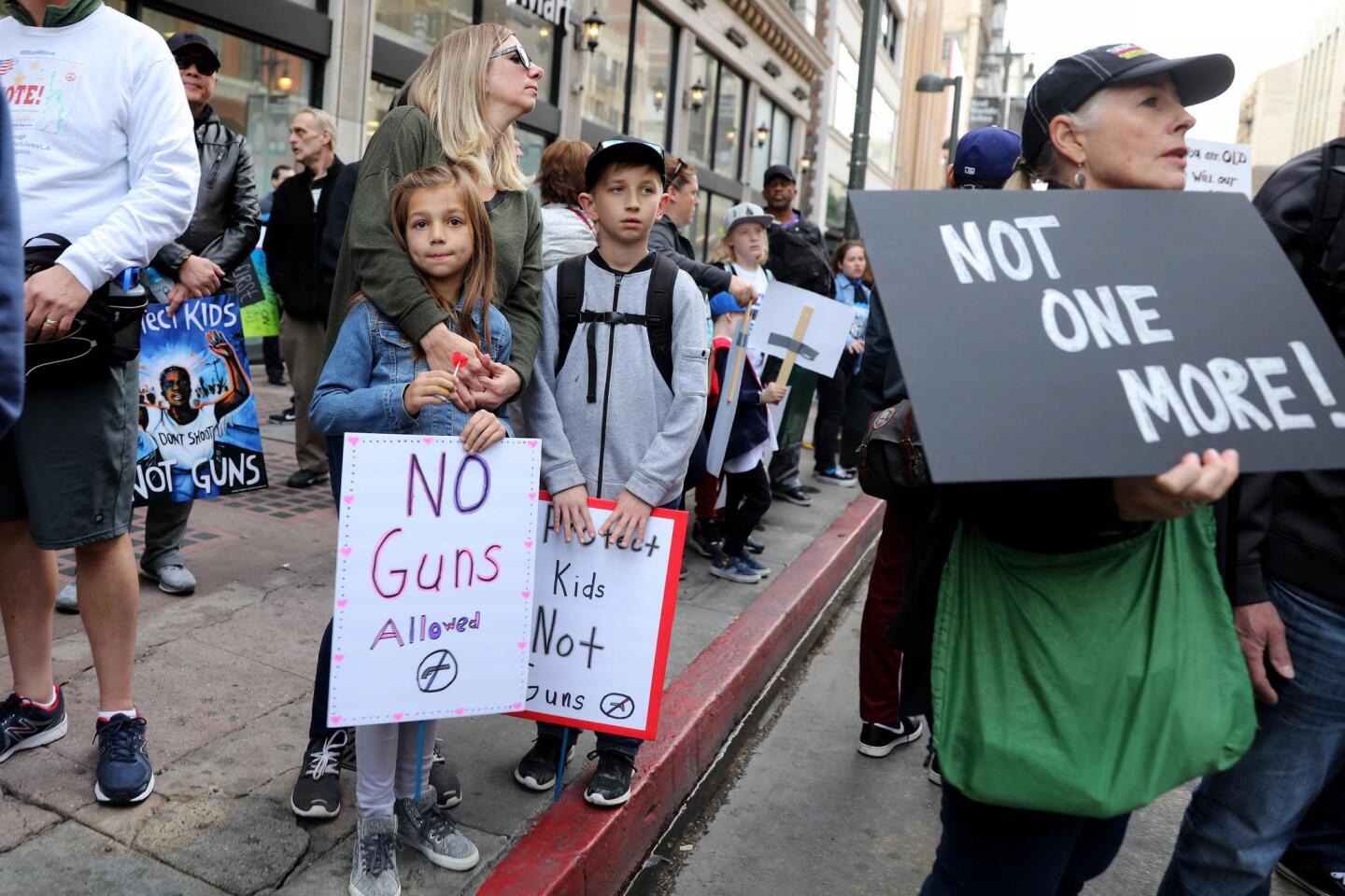 Muchos niños, junto a sus padres, acudieron a las manifestaciones. El suceso desató una movilización nacional para exigir mayores controles en el uso y venta de armas.