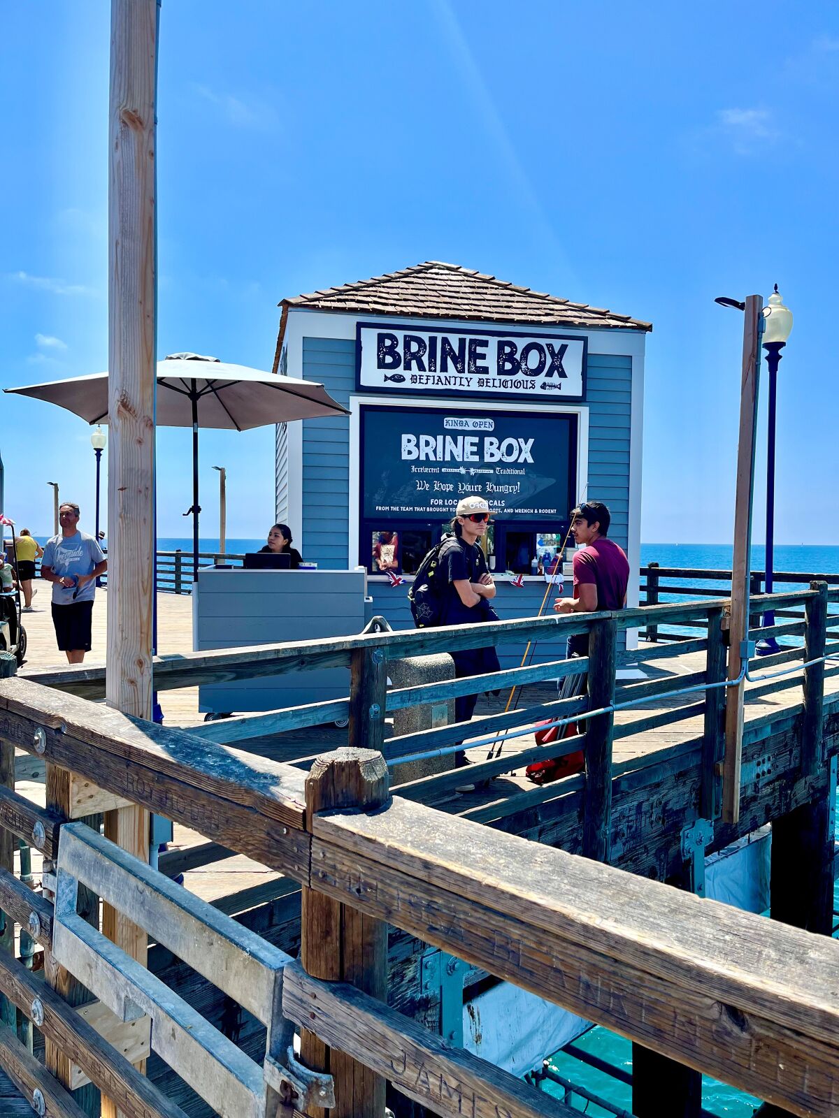 소금물 상자는 Oceanside 부두 끝에 있습니다.