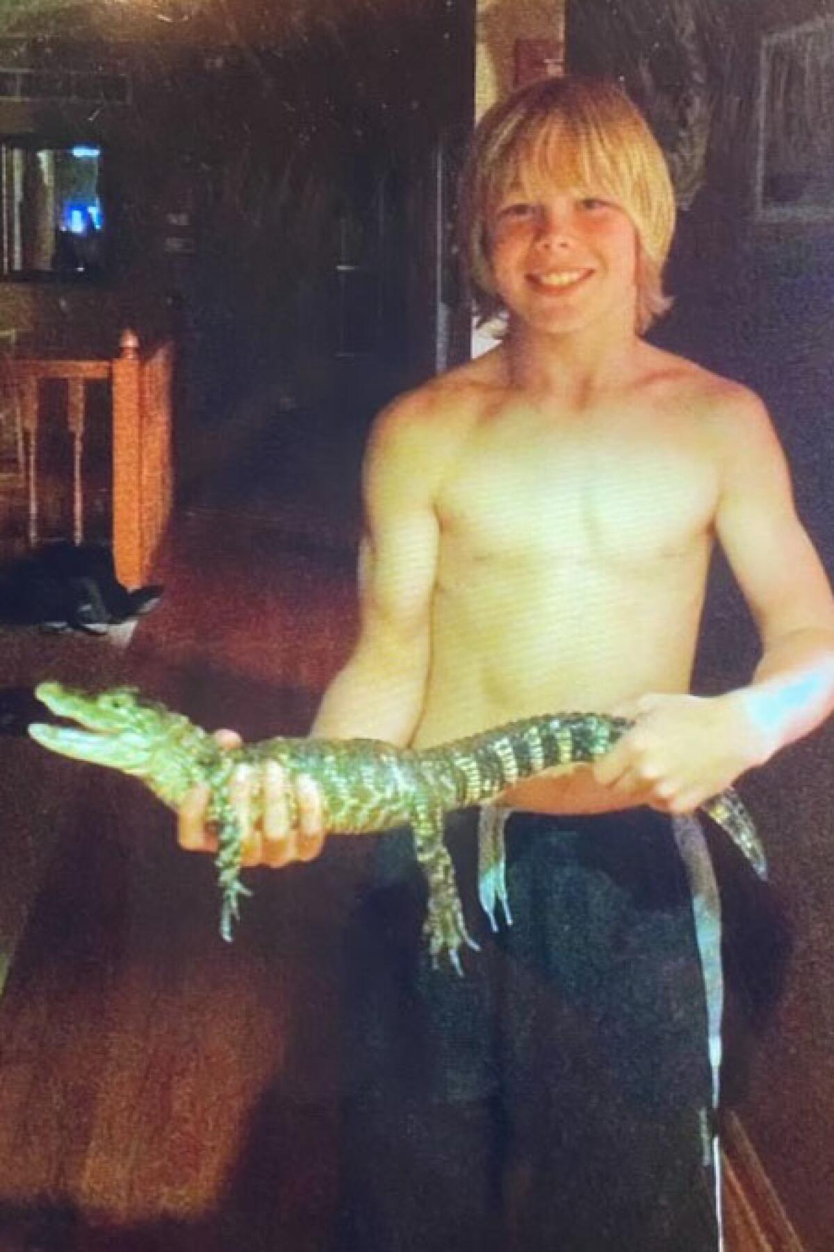 Carson Steele tarihsiz bir fotoğrafta Crocky-J'yi tutuyor.