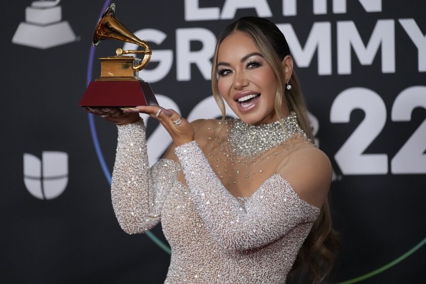 ARCHIVO - Chiquis Rivera posa en la sala de prensa con el premio a mejor álbum de banda por "Abeja reina" en la 23a entrega anual del Latin Grammy en la Arena Mandalay Bay Michelob Ultra el 17 de noviembre de 2022, en Las Vegas. (Foto AP/John Locher, archivo)