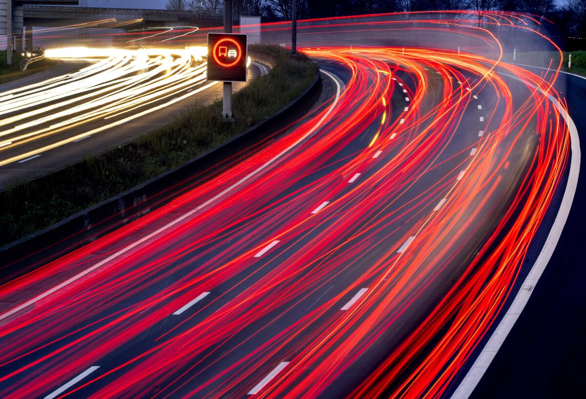 Una imagen de larga exposición muestra autos y camiones en una autopista en Fráncfort, Alemania