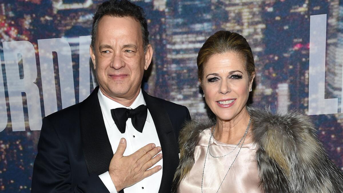 Tom Hanks posa para una foto al lado de su esposa Rita Wilson.