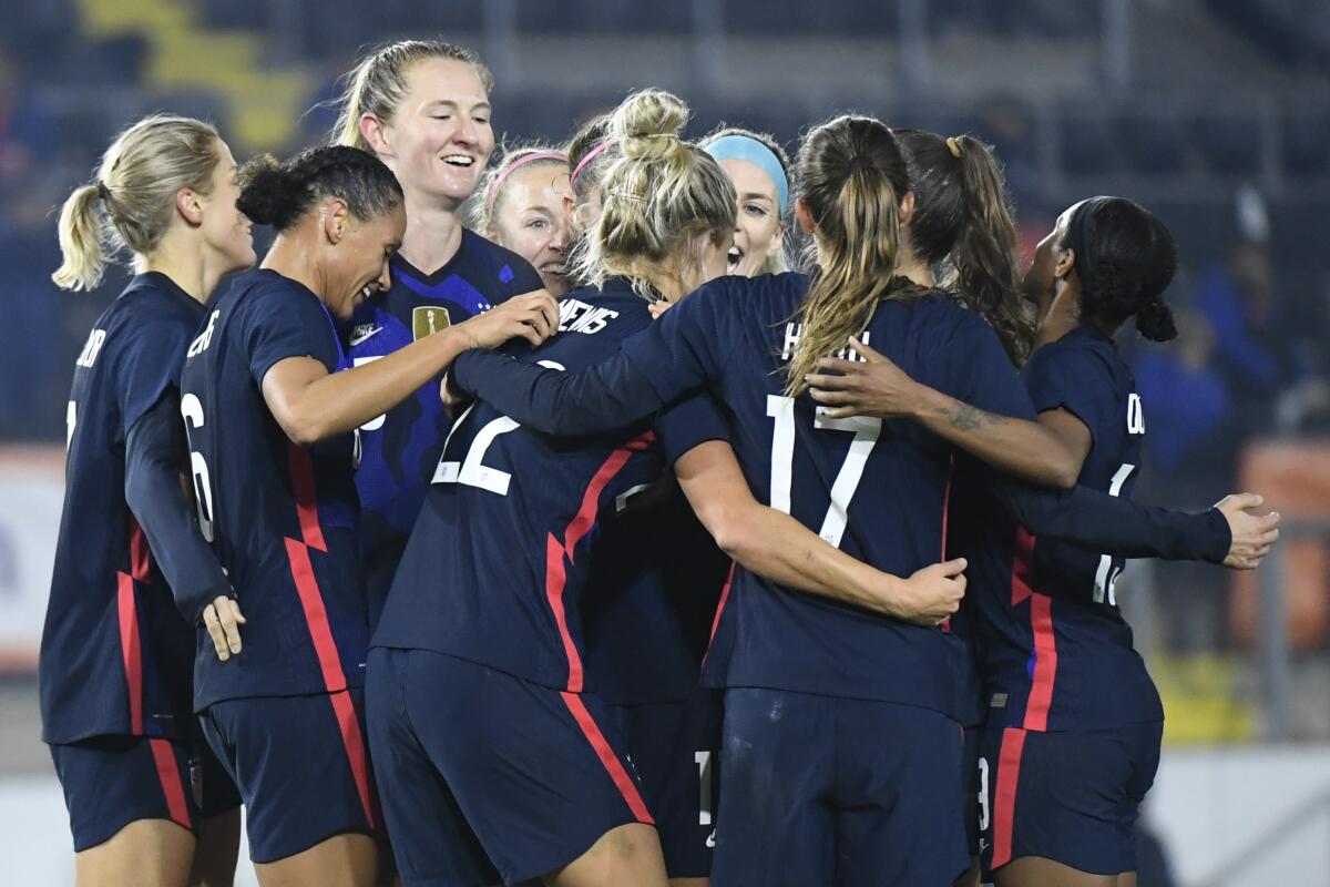 Las seleccionadas estadounidenses festejan tras conseguir un gol en un partido amistoso ante Holanda 
