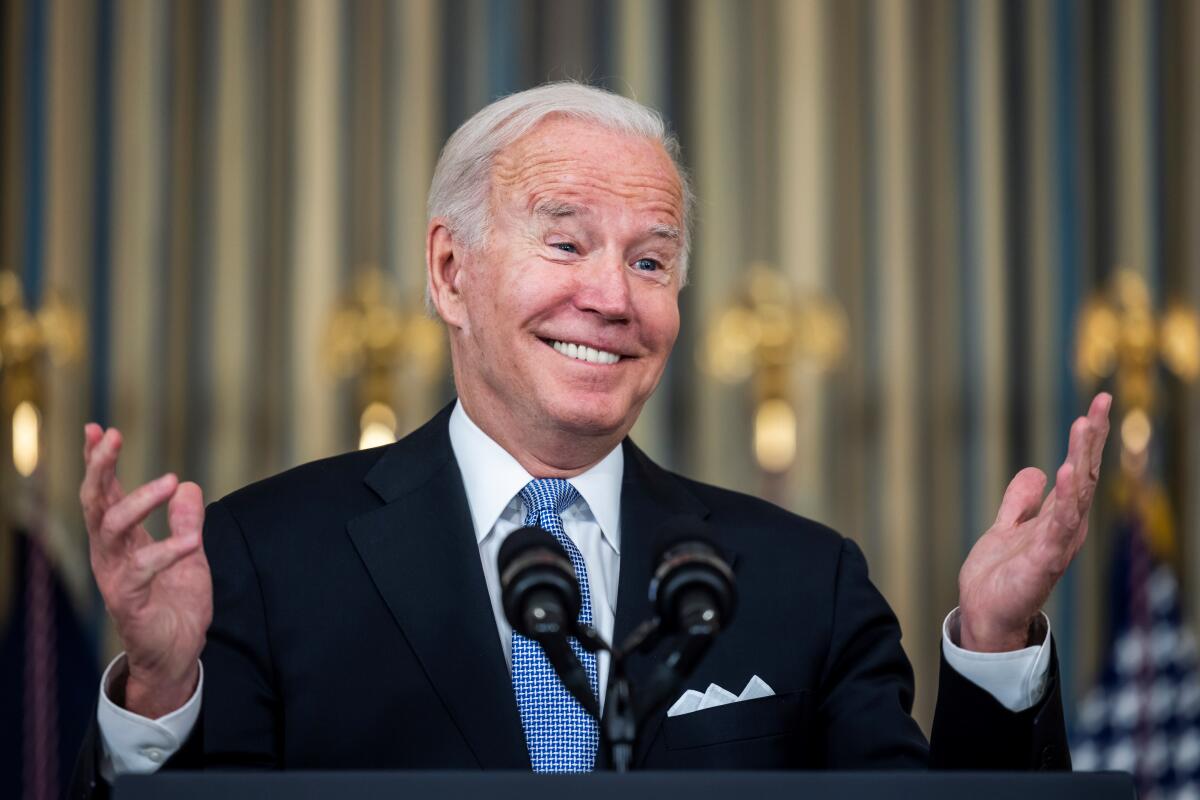 El presidente estadounidense Joe Biden habla a los medios de comunicación 