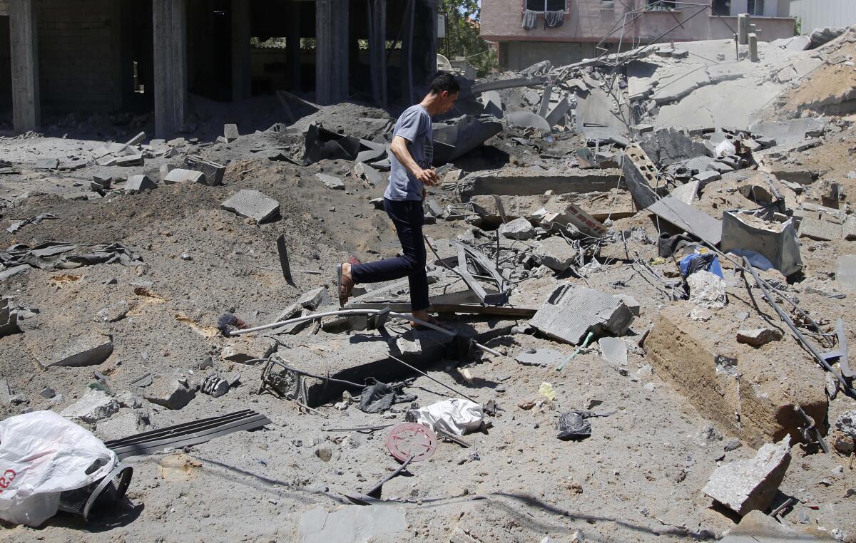 Un palestino inspecciona una casa destruida después de ser impactada por ataques aéreos israelíes en Beit Lahyia