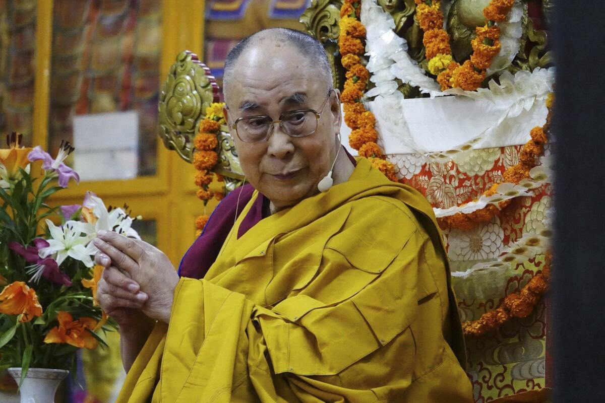El dalái lama imparte una clase magistral en el templo de Tsuglhakhang cerca de Dharamsala, en la India, el 7 de junio de 2017. Estará en San Diego el 16 y 17 de junio.