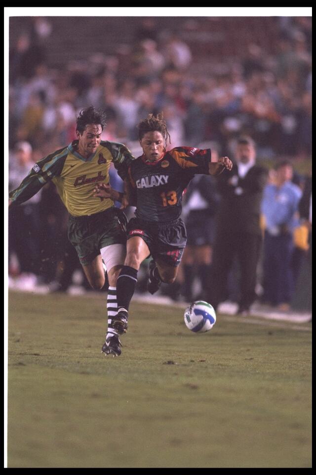 El Galaxy de Los Ángeles es uno de los clubes más importantes del futbol estadounidense, que cumple 25 años en este 2020. A pesar de la pausa por la pandemia, el conjunto galáctico ha celebrado su rica historia este año pues fue una de las franquicias originales de la MLS, la cual comenzó en 1996. Con elementos como Jorge Campos, Eduardo Hurtado, Mauricio Cienfuegos y Cobi Jones, el equipo galáctico comenzó jugando en el Rose Bowl de Pasadena. Con el pasar de los años, llegó a ganar 5 trofeos de la MLS, pero todo comenzó en 1996, en aquella temporada que lograron el subcampeonato.