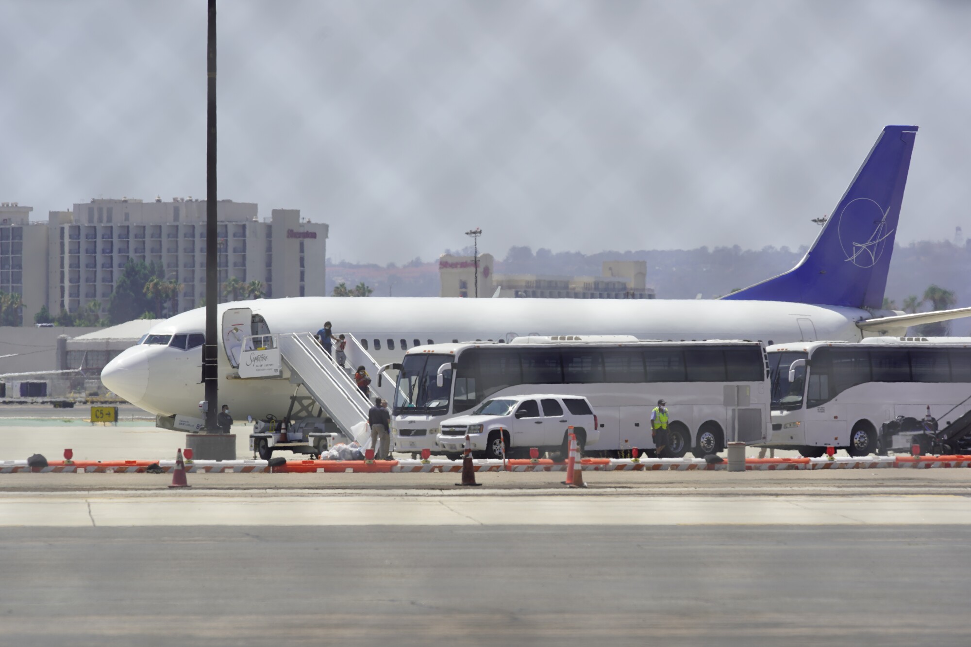 Un vuelo con familias solicitantes de asilo llega al Aeropuerto Internacional de San Diego
