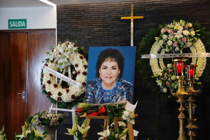 Amigos y familiares despiden a la actriz Carmen Salinas en una funeraria capitalina que luce llena de flores y coronas.