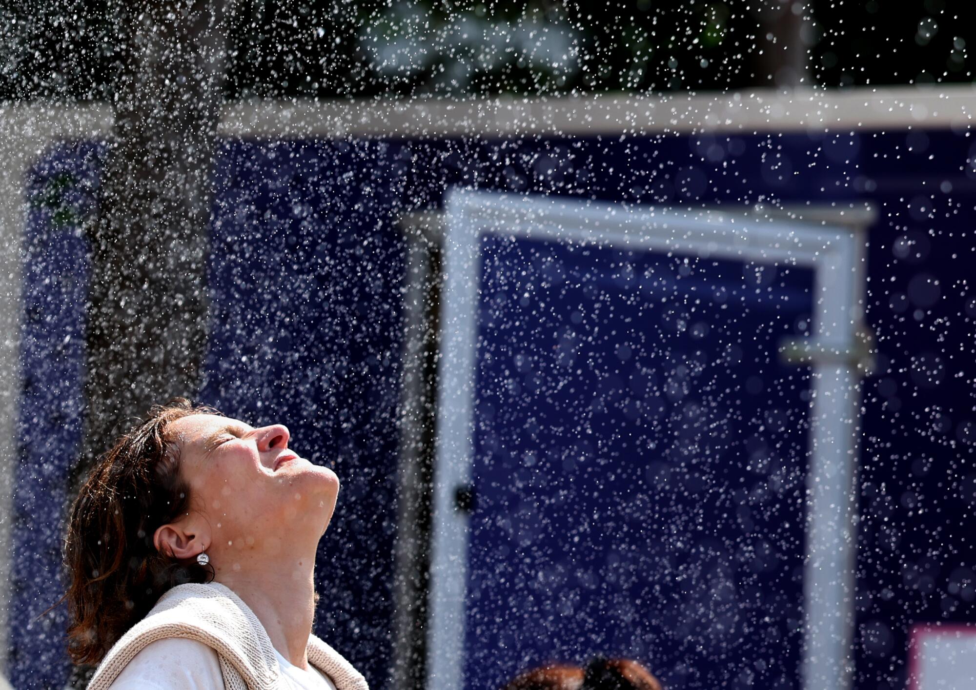 Un aficionado al tenis se aliviará del calor gracias al caballero del agua