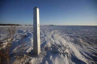 ARCHIVO - Un hito en la frontera entre Estados Unidos y Canadá en las afueras de Emerson, Manitoba, Canadá, 20 de enero de 2022. Un hombre acusado de ayudar a transportar gente ilegalmente a través de la frontera entre Canadá y Estados Unidos a Minnesota, incluidos cuatro miembros de una familia india que murieron congelados en 2022, se declaró inocente de contrabando de seres humanos el miércoles 27 de marzo de 2024.(John Woods/The Canadian Press via AP, File)