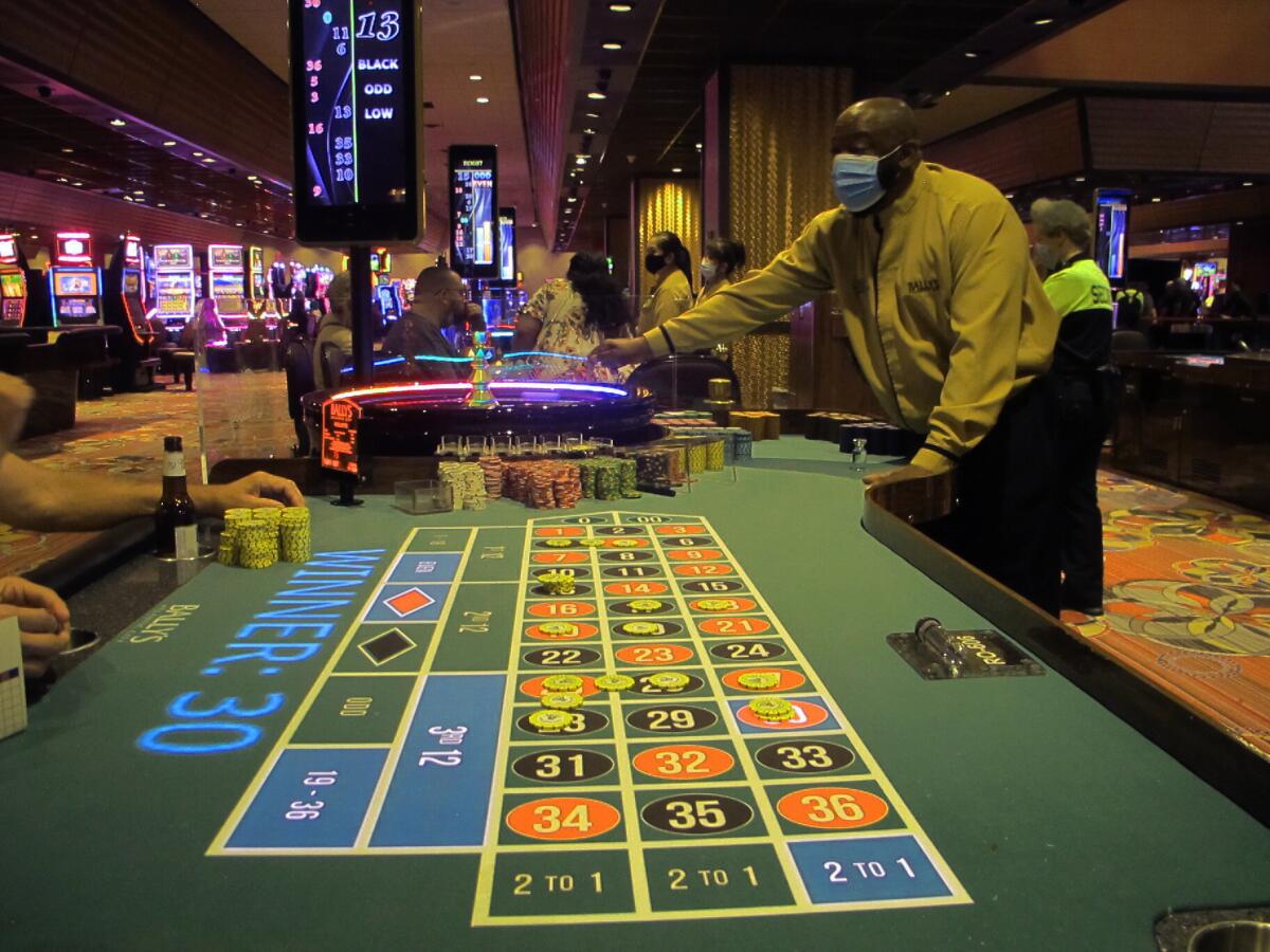 Un empleado realiza un juego de ruleta en el casino Bally's de Atlantic City