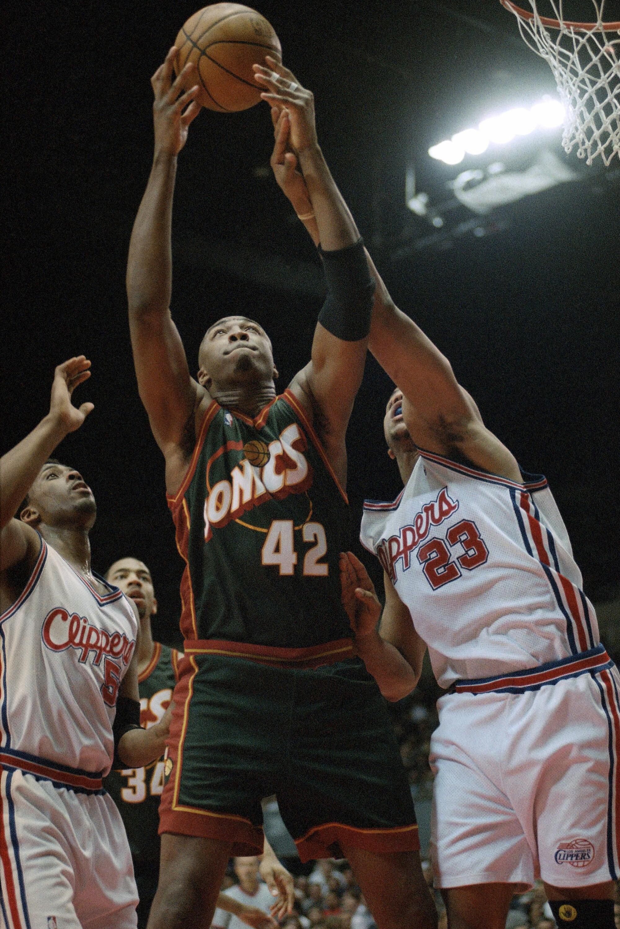 SuperSonics forward Vin Baker pulls down a rebound against the Clippers in 1999.