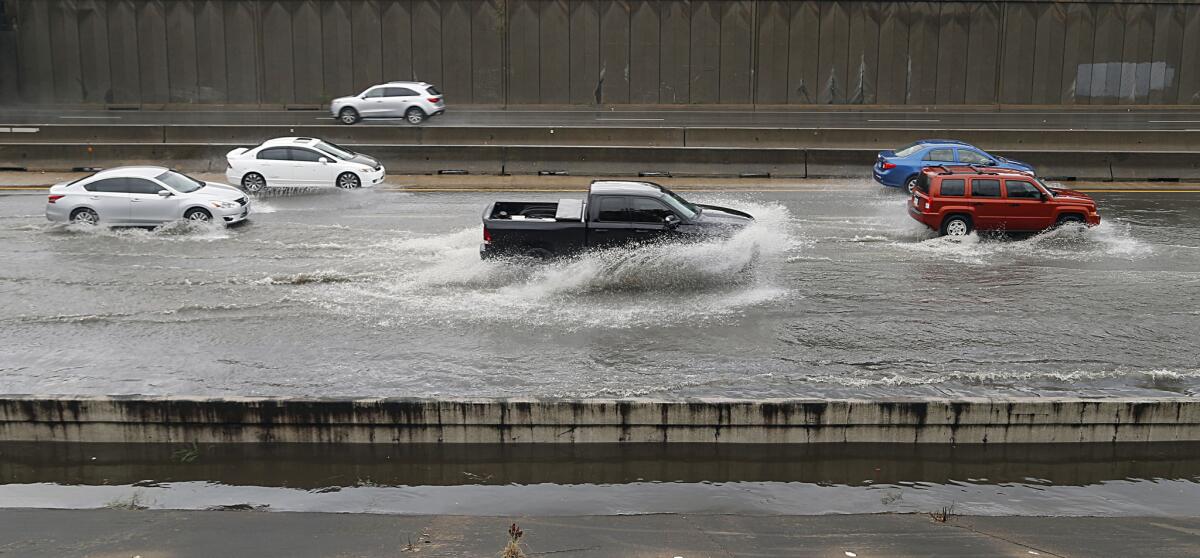 Automovilistas transitan en un tramo inundado de la autopista Interestatal 45 Norte cerca de la calle Cottage, en Houston.