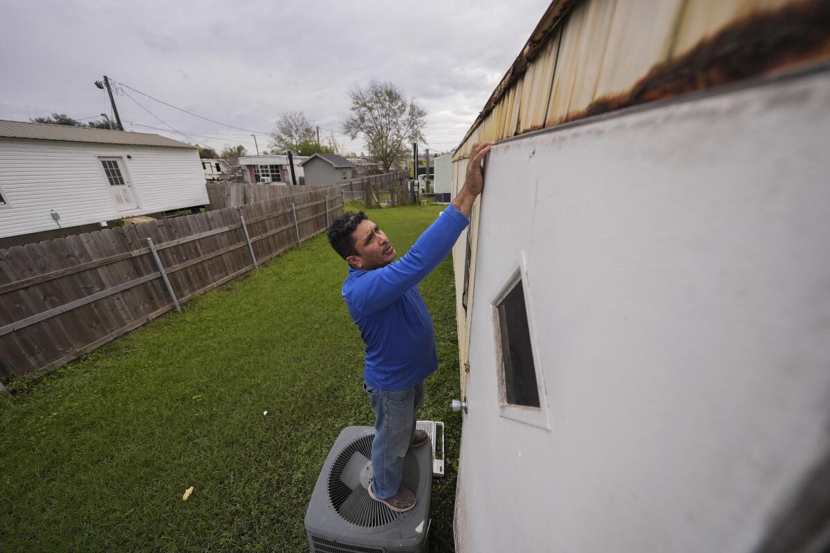 Mario Mendoza repara una casa móvil en Belle Chasse, Los Ángeles