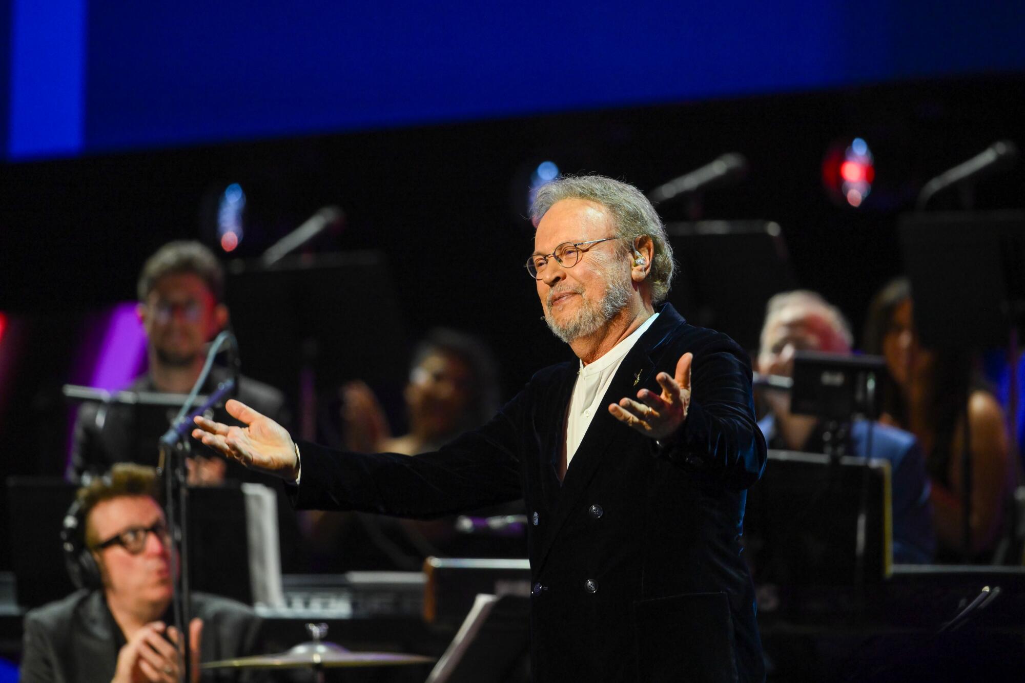 Billy Crystal en el eescenario del Honda Center durante el DIisney Experience marquee showcase en la noche del sábado.