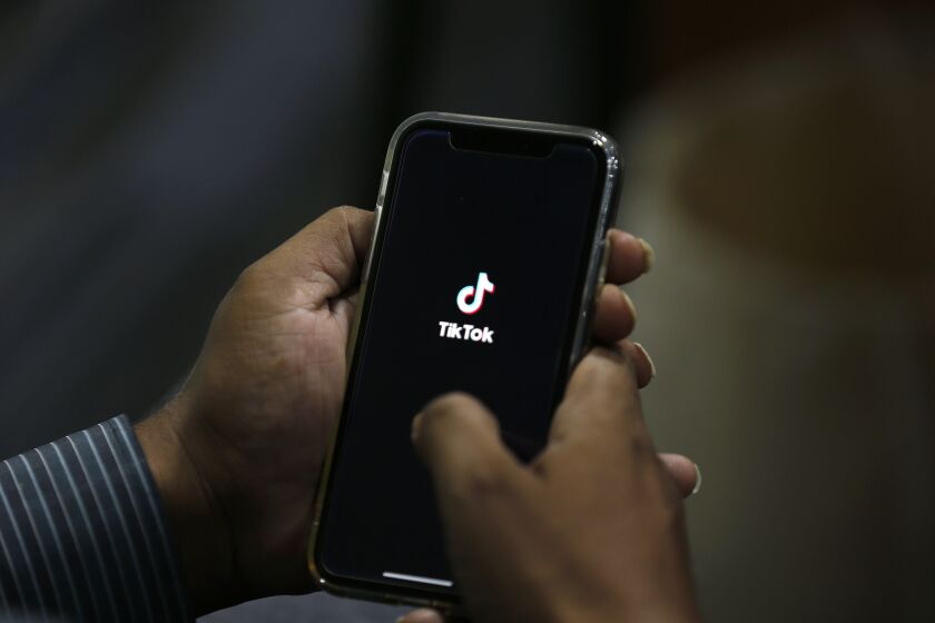 Un hombre abre la aplicación TikTok en su teléfono el 21 de julio de 2020, en Islamabad, Pakistán. (AP Foto/Anjum Naveed, File)
