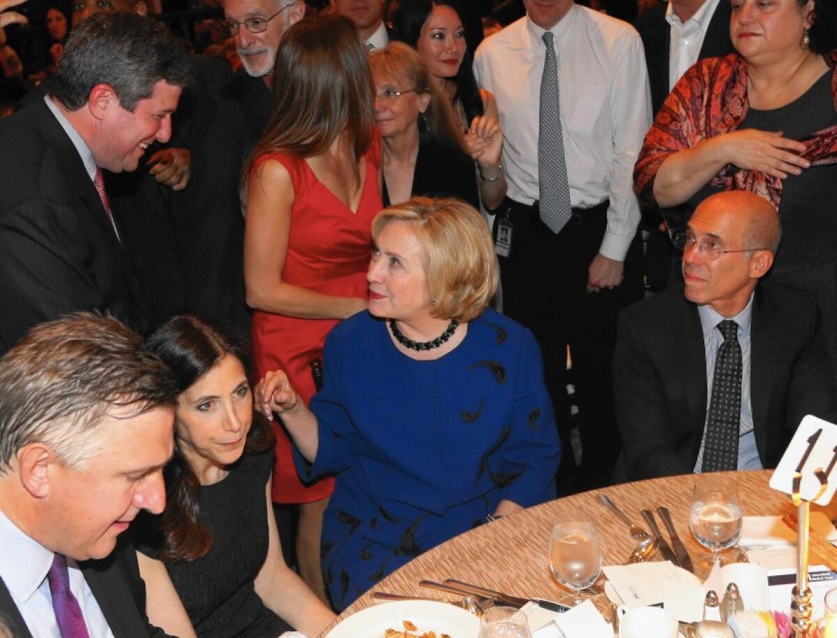 Jeffrey Katzenberg, a la derecha, con Hillary Clinton en un evento de 2013 en el Hotel Beverly Wilshire. Su respaldo fue clave para recaudar fondos de la industria del entretenimiento para la carrera presidencial de 2016. Ahora está donando a 14 candidatos mientras él decide a quién respaldar. (Christopher Polk / Getty Images)