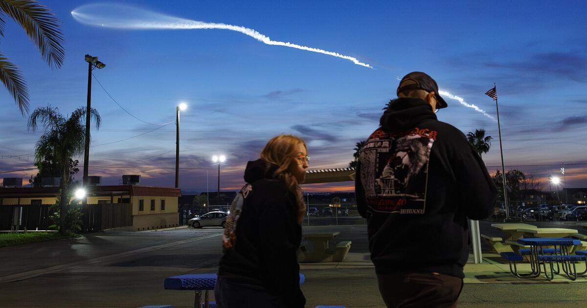 Southern California sky is lit up by Valentine’s Day SpaceX launch Southern California sky is lit up by Valentine’s Day SpaceX launch