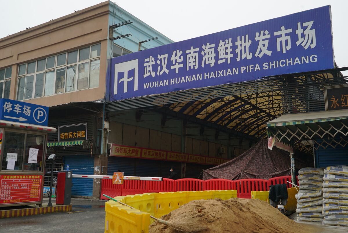 Archivo - El mercado mayorista de mariscos Huanan en Wuhan, en la provincia central china de Hubeien