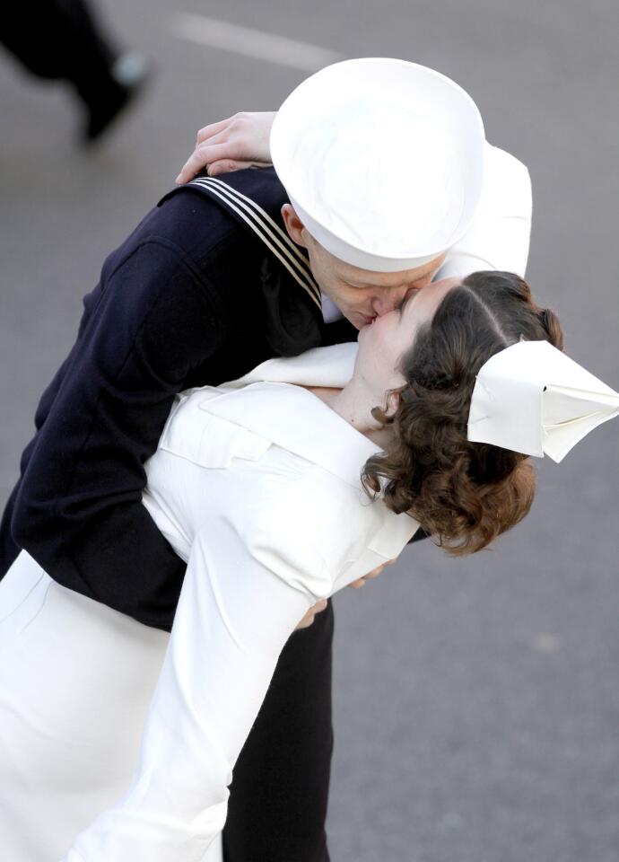 Rose Parade sailor kiss
