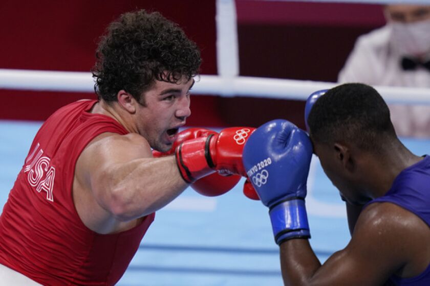 ARCHIVI - El estadounidense Richard Torrez Jr. (izquierda) intercambia golpes con el cubano Dainier Pero durante el combate de peso superpesado en los Juegos Olímpicos de 2020, el 1 de agosto de 2021, en Tokio. (AP Foto/Frank Franklin II)
