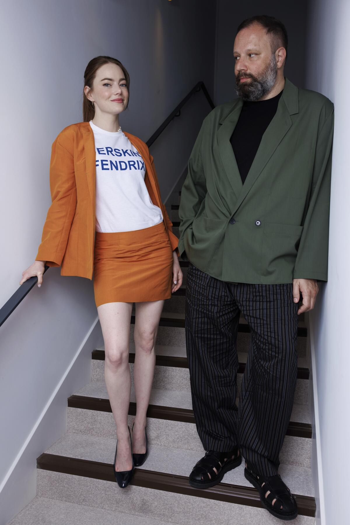 Emma Stone, izquierda, y el director Yorgos Lanthimos.