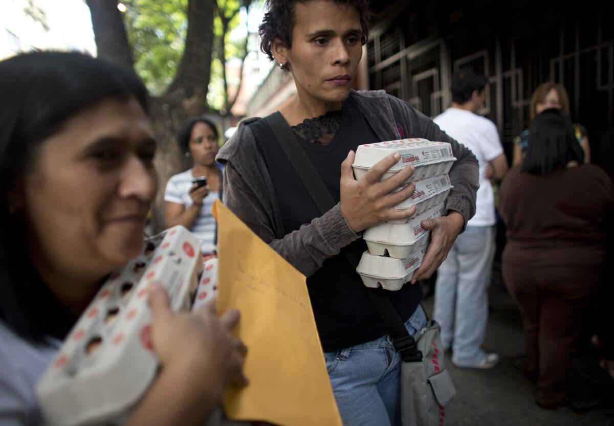 En esta imagen, gente con cajas de huevos tras comprarlos a precios regulados por el gobierno en Caracas, Venezuela. Hay un desabastecimiento de huevos en el país.