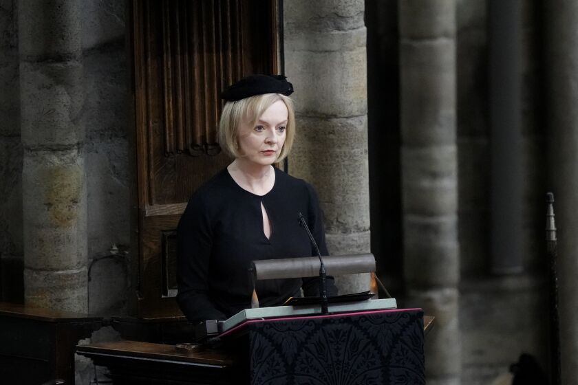 El primer ministro británico, Liz Truss, habla durante el funeral de estado de la reina Isabel II en la Abadía de Westminster, en Londres, el lunes 19 de septiembre de 2022. (AP Foto/Frank Augstein, Pool)