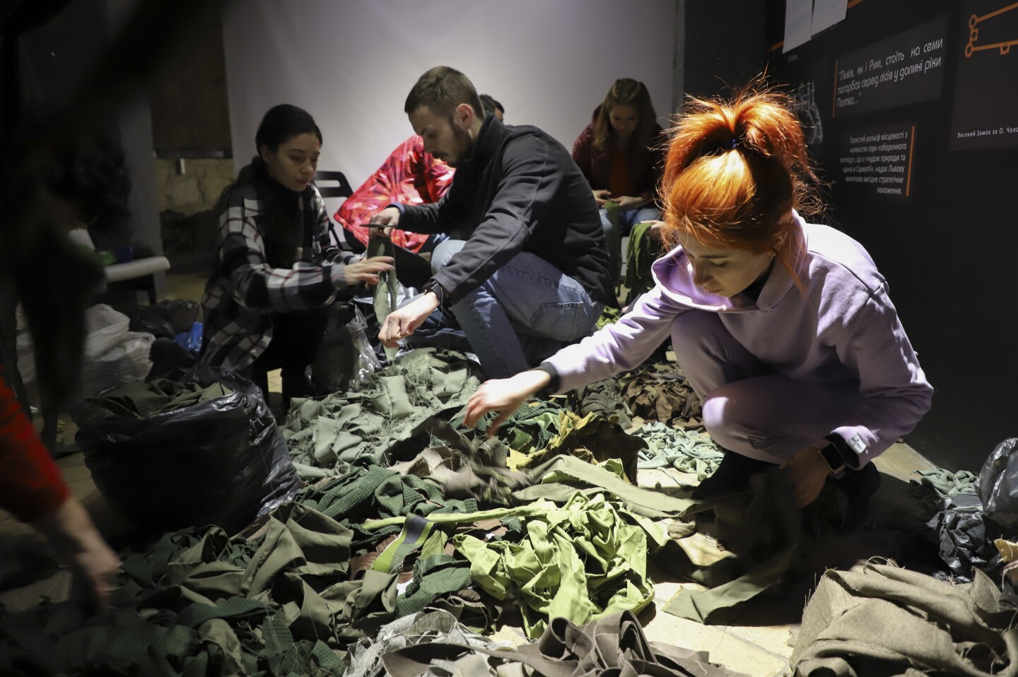 Unos ucranianos fabrican una red de camuflaje para el ejército en la ciudad ucraniana occidental de Lviv.