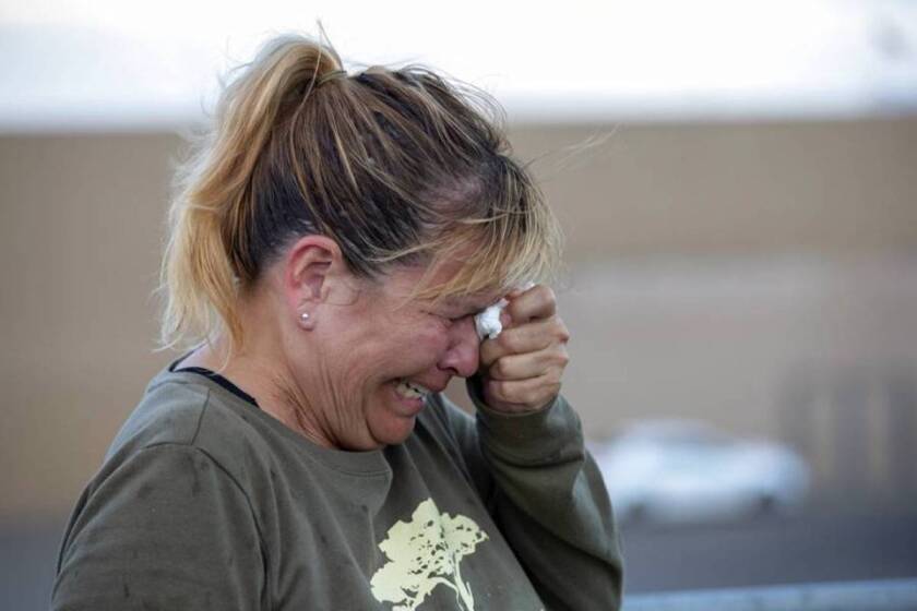 Edie Hallberg llora mientras habla con la policía en un Walmart donde ocurrió un tiroteo, mientras busca a su madre desaparecida, Angie Englisbee, que estaba en la tienda durante el ataque en El Paso, Texas.