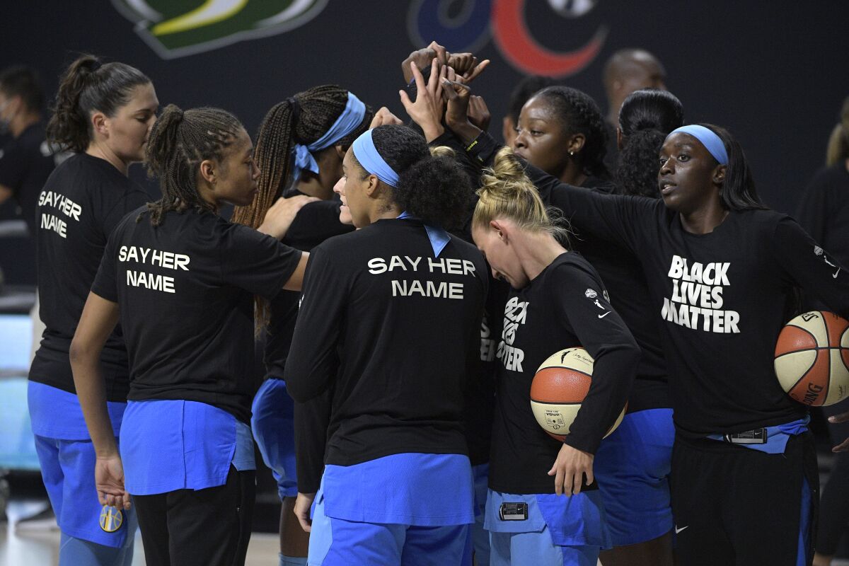 Players on the Chicago Sky show their support for justice in the death of Beonna Taylor.