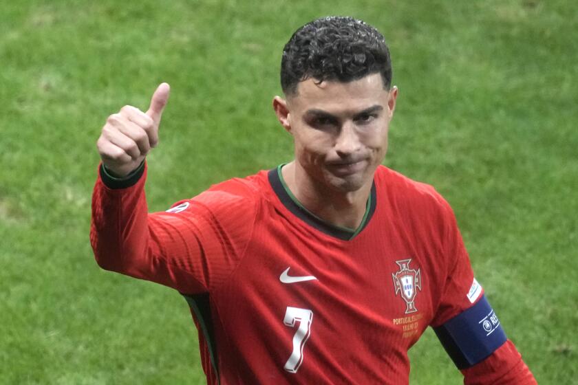 El portugués Cristiano Ronaldo después de la victoria contra Eslovenia durante un partido de octavos de final entre Portugal y Eslovenia en la Euro 2024 en Frankfurt, Alemania, el lunes 1 de julio de 2024. (AP Foto/Michael Probst)