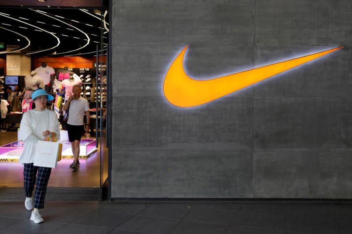 Fotografía en donde se aprecia el logo de Nike. EFE/ Wu Hong/Archivo