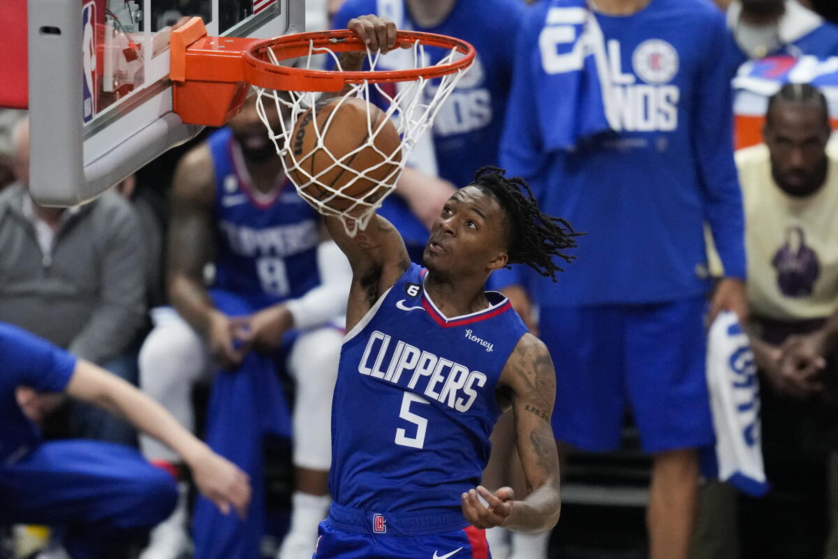 Clippers'ın guardı Bones Hyland, Nisan ayında Phoenix Suns'a karşı oynanan play-off maçında smaç basıyor.