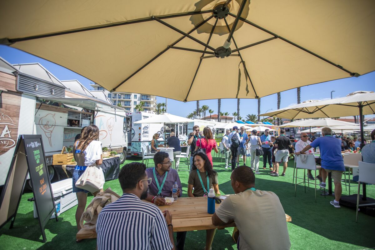 Les participants à Future Proof prennent leur déjeuner dans des food trucks.