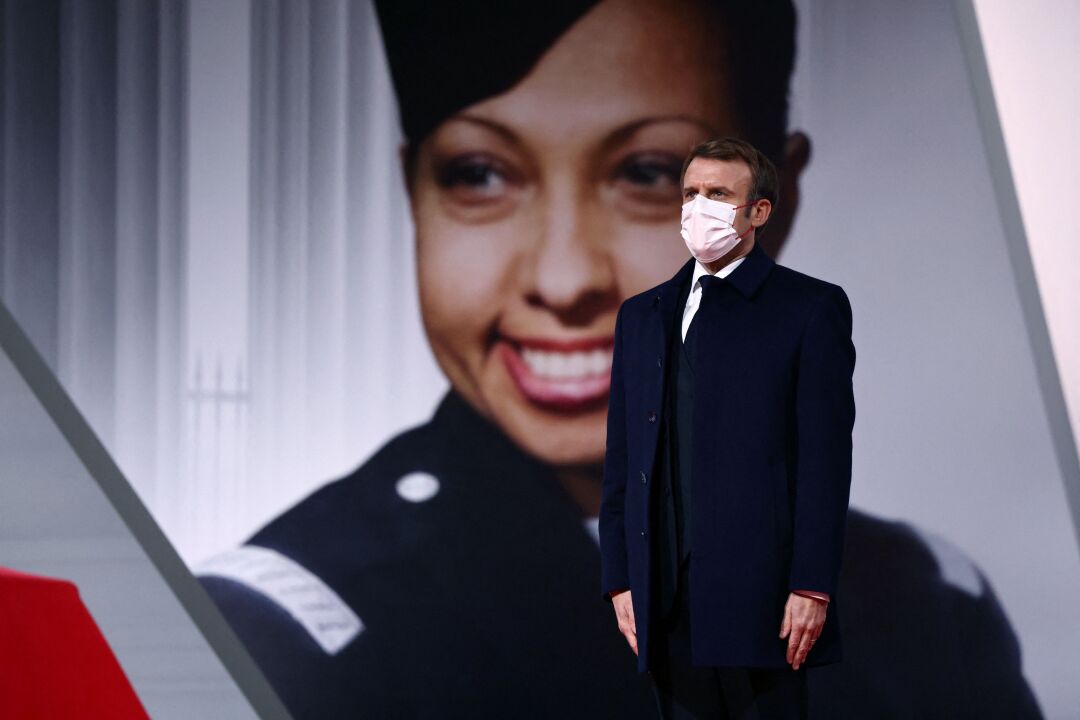 Presiden Prancis Emmanuel Macron berdiri di depan tugu Josephine Baker 