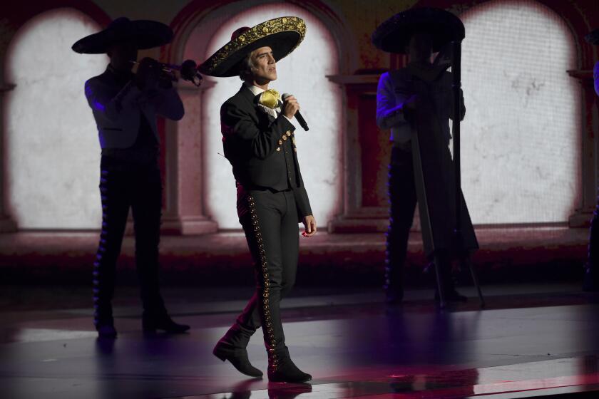 ARCHIVO – Alejandro Fernández durante su popurrí en los Latin Grammy en el MGM Grand Garden Arena en Las Vegas el 14 de noviembre de 2019. Fernández se adentra en la música norteña mexicana en su álbum "Te llevo en la sangre" lanzado en mayo de 2024. (Foto AP/Chris Pizzello)