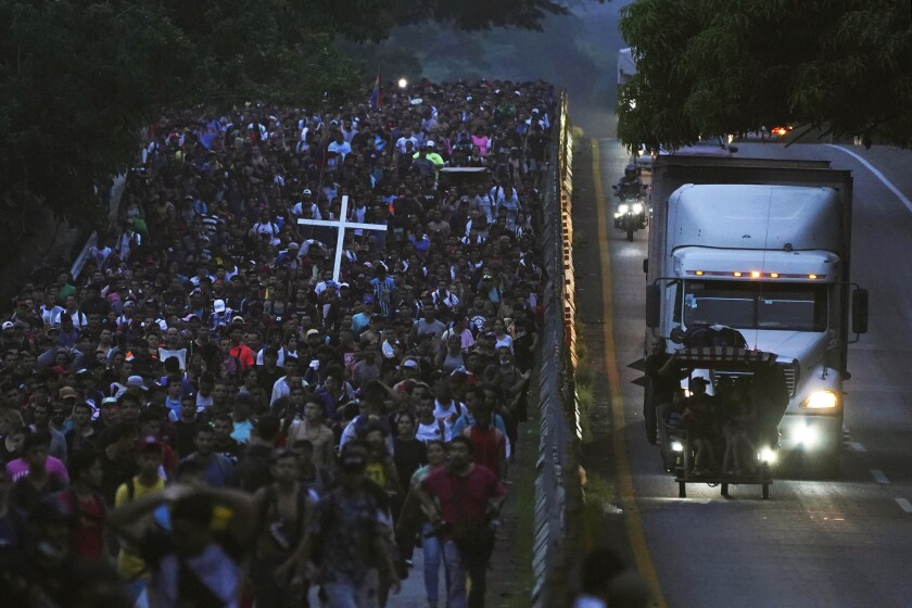 Migrantes, muchos de Centroamérica y Venezuela, caminan por la carretera Huehuetán