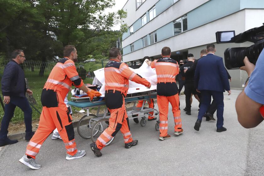 Socorristas se llevan al primer ministro de Eslovaquia, Robert Fico, quien fue herido a tiros, al hospital en el pueblo de Banska Bystrica, en el centro de Eslovaquia, el 15 de mayo de 2024. (Jan Kroslak/TASR via AP)