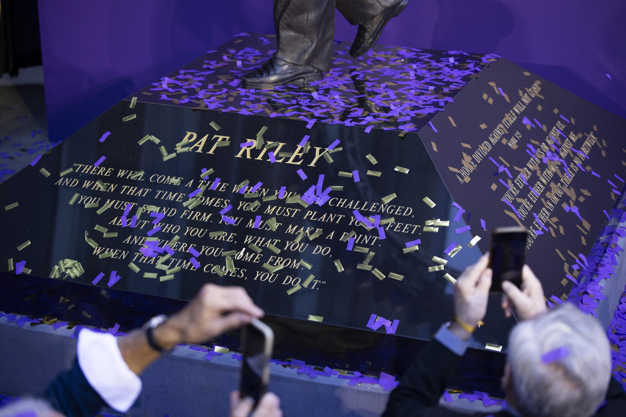 La base della nuova statua di Pat Riley riporta alcune citazioni dell'ex allenatore dei Lakers. È stata inaugurata alla Crypto.com Arena.