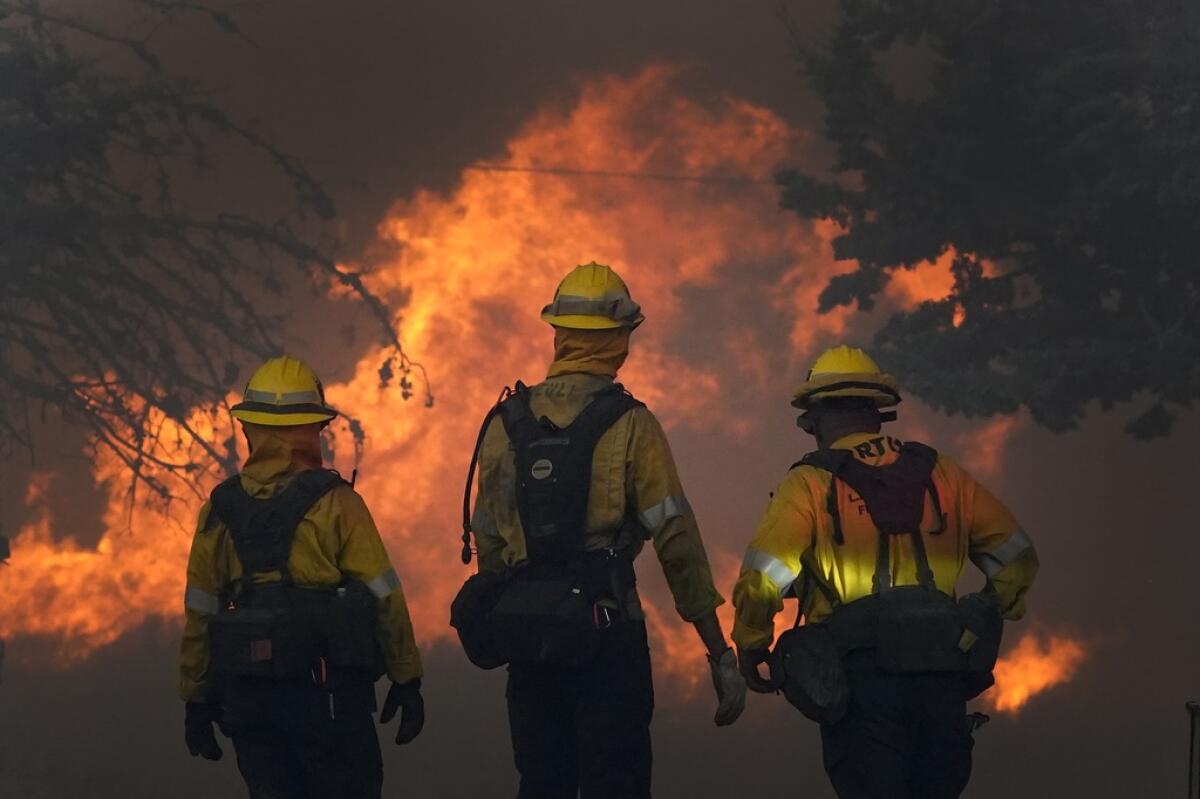 ARCHIVO - Miembros de un equipo de bomberos