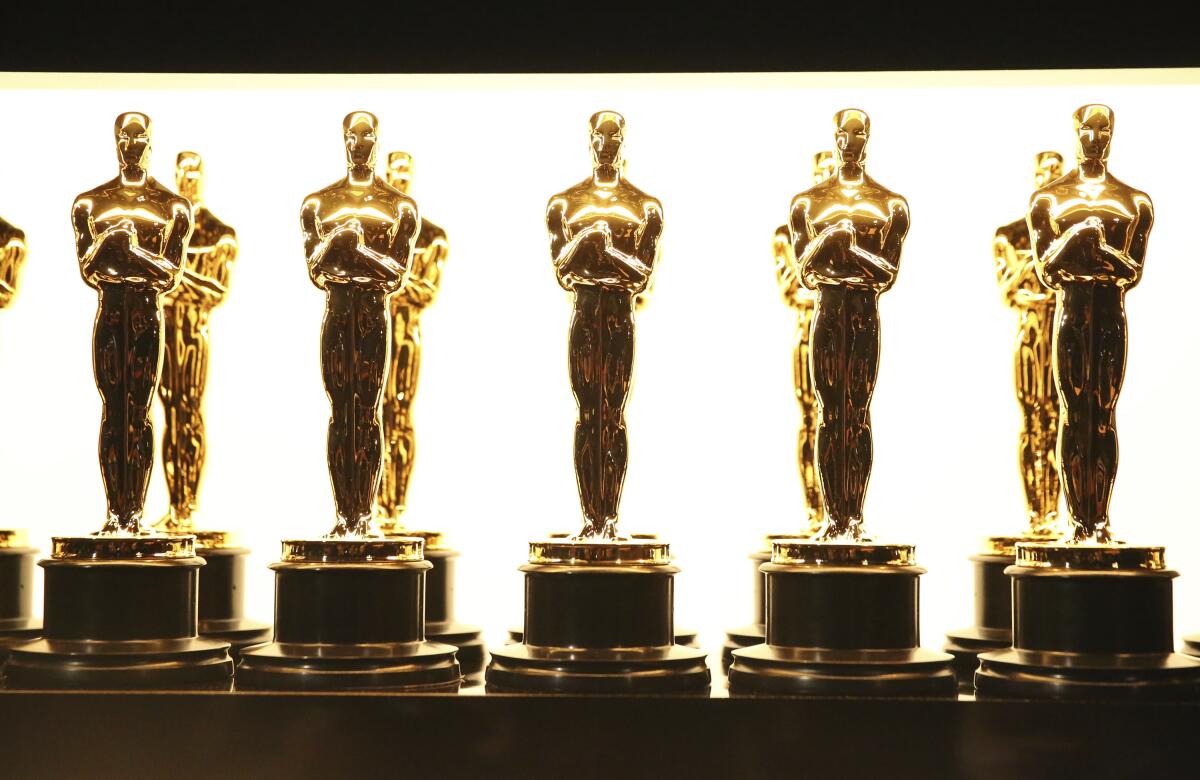 ARCHIVO - Estatuillas de los Oscar tras bambalinas en los Oscar 