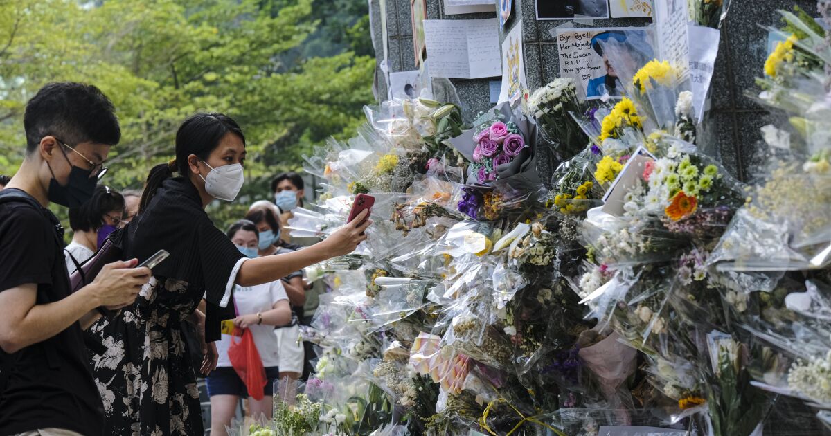 In Hong Kong, tributes to Elizabeth seen as veiled jab at China In Hong Kong, tributes to Elizabeth seen as veiled jab at China