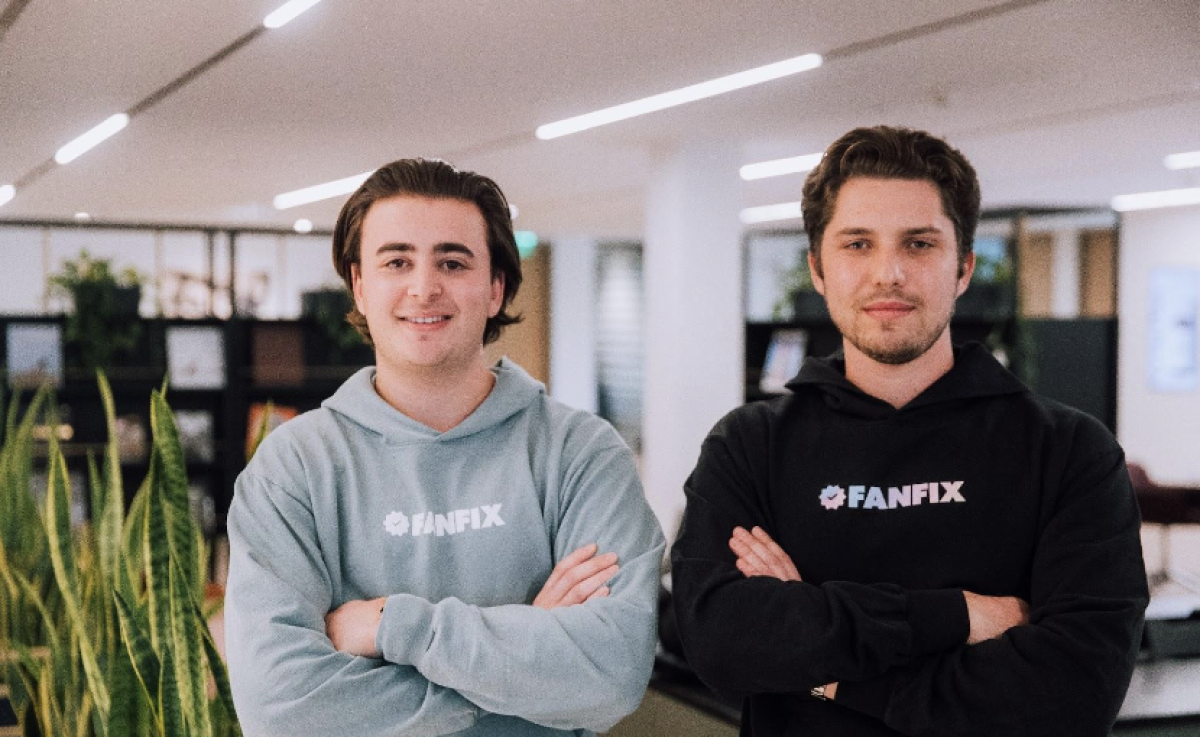 Os fundadores da plataforma de monetização de criadores Fanfix, Harry Gestetner e Simon Pompan.