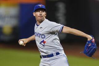 Chris Bassitt, de los Azulejos de Toronto, realiza un lanzamiento en el juego del viernes 2 de junio de 2023, ante los Mets de Nueva York (AP Foto/Frank Franklin II)