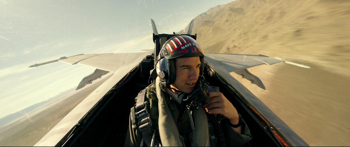En esta imagen difundida por Paramount Pictures, Tom Cruise como el capitán Pete "Maverick" 