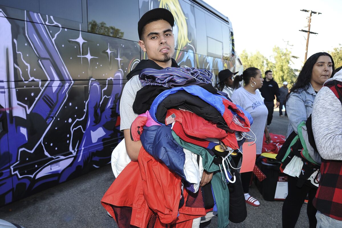 Chris Brown hace venta de garaje en su casa de Los Ángeles - San Diego  Union-Tribune en Español
