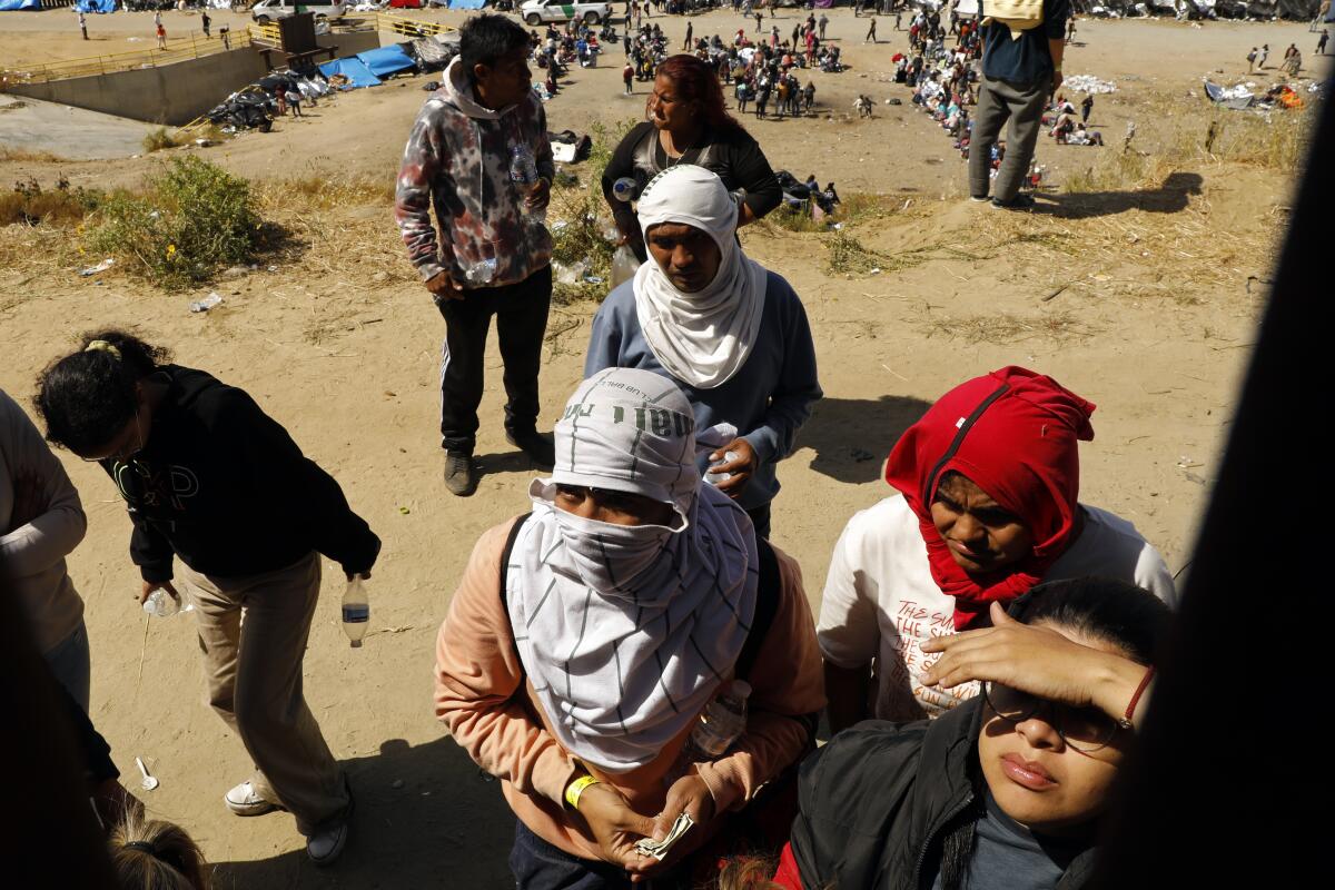 Migrantes que esperan cruzar a Estados Unidos en Tijuana, México.