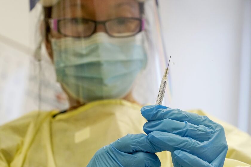 ARCHIVO - Una asistente médica prepara una jeringa con la vacuna contra la viruela símica para un paciente en una clínica de vacunación, el viernes 19 de agosto de 2022, en Nueva York. (AP Foto/Mary Altaffer, archivo)